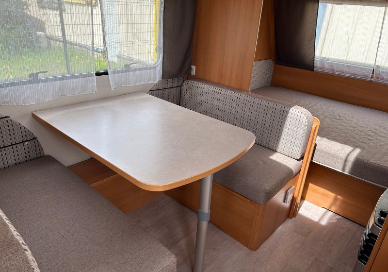 Salon, dinette et chambre de la caravane Caravelair Antares Luxe 420 Quattro de 2013 chez ToutipEvasion